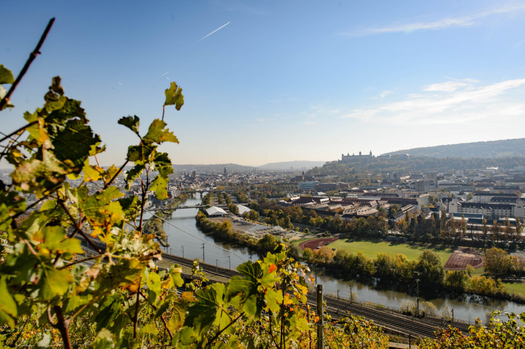 Bild mit Blick auf den Main und die Festung Marienberg