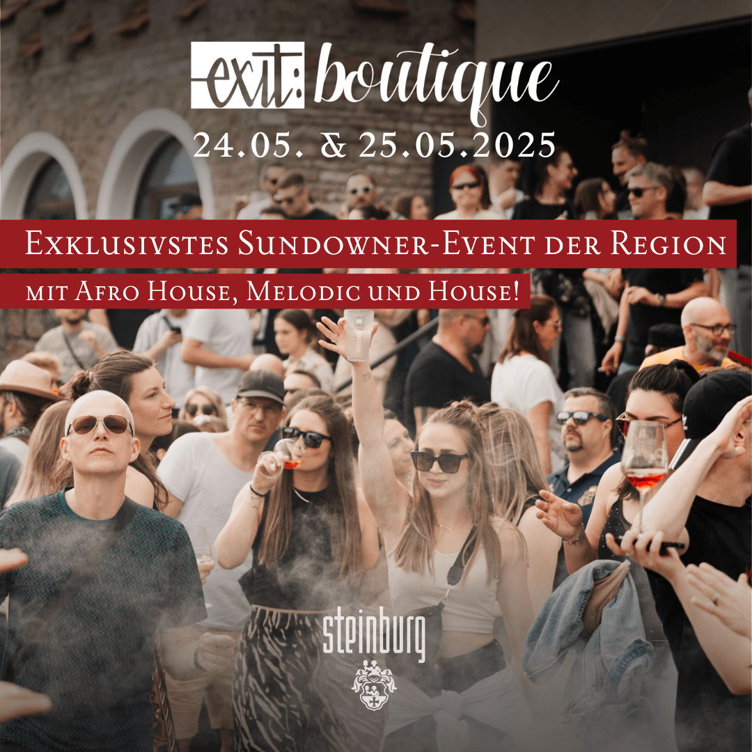 Menschenmenge bei einem stilvollen Outdoor-Event vor historischem Gemäuer; viele Gäste tragen Sonnenbrillen, stoßen mit Drinks an und genießen entspannte Musik. Text im Bild bewirbt das exklusive Sundowner-Event "exit: boutique" am 24. und 25. Mai 2025 mit Afro House, Melodic und House-Musik auf dem Steinburg-Areal.