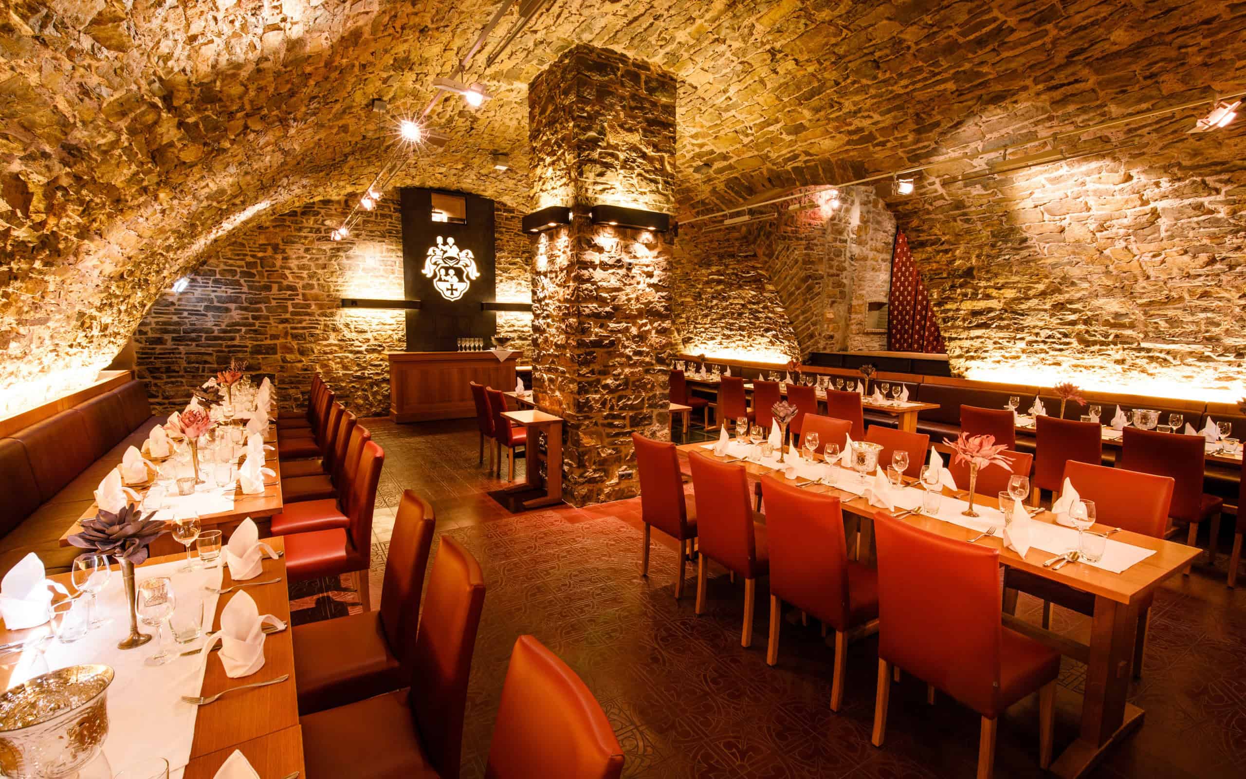 Einblick in das Schlossgewölbe des Restaurants der Steinburg
