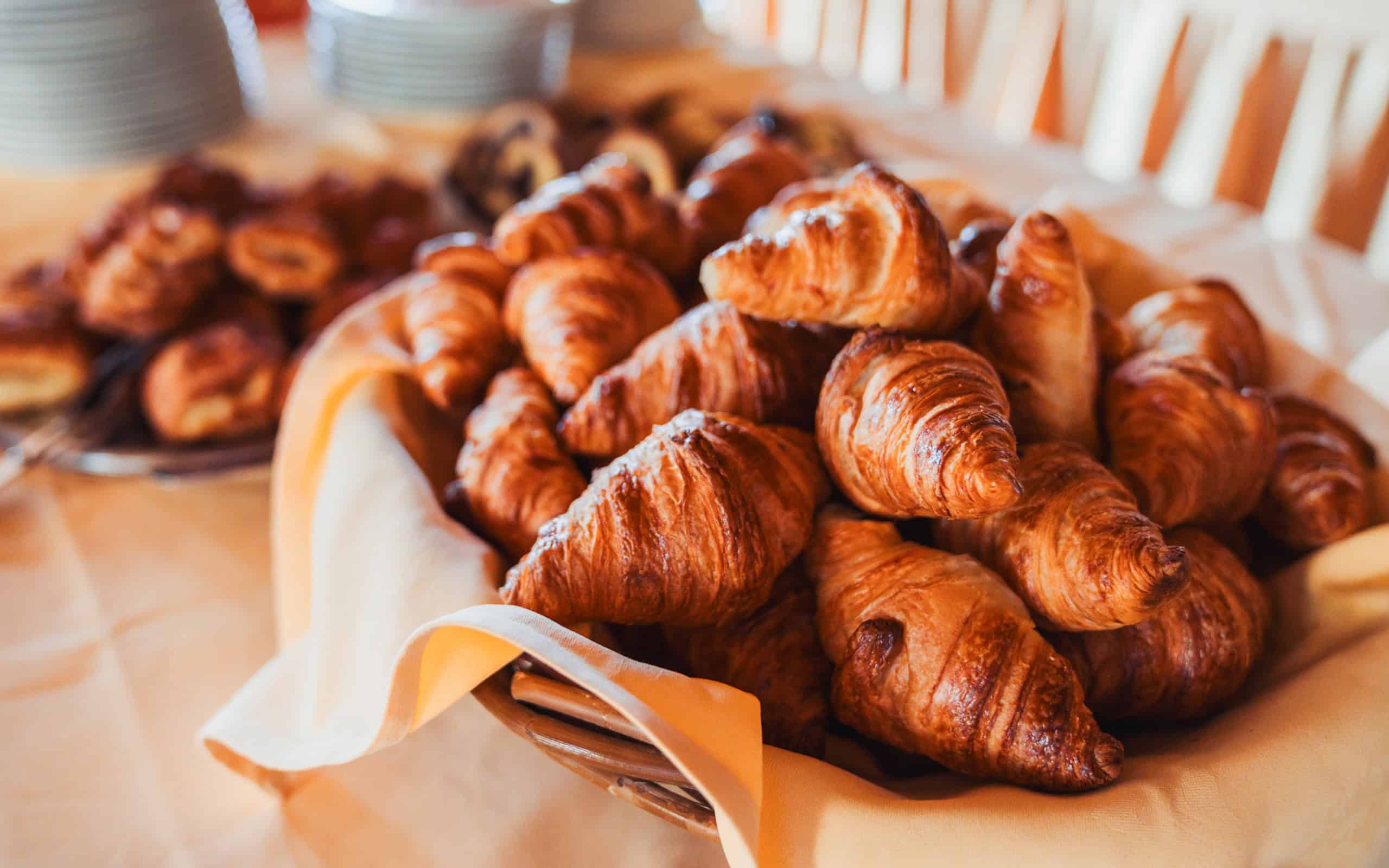 Frisch gebackene Croissants auf der Steinburg beim Schlemmerfrühstück