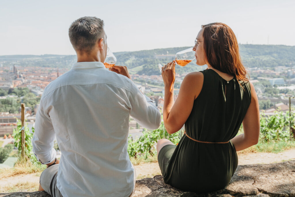 Pärchen das Wein trinkt auf der Steinburg Würzburg