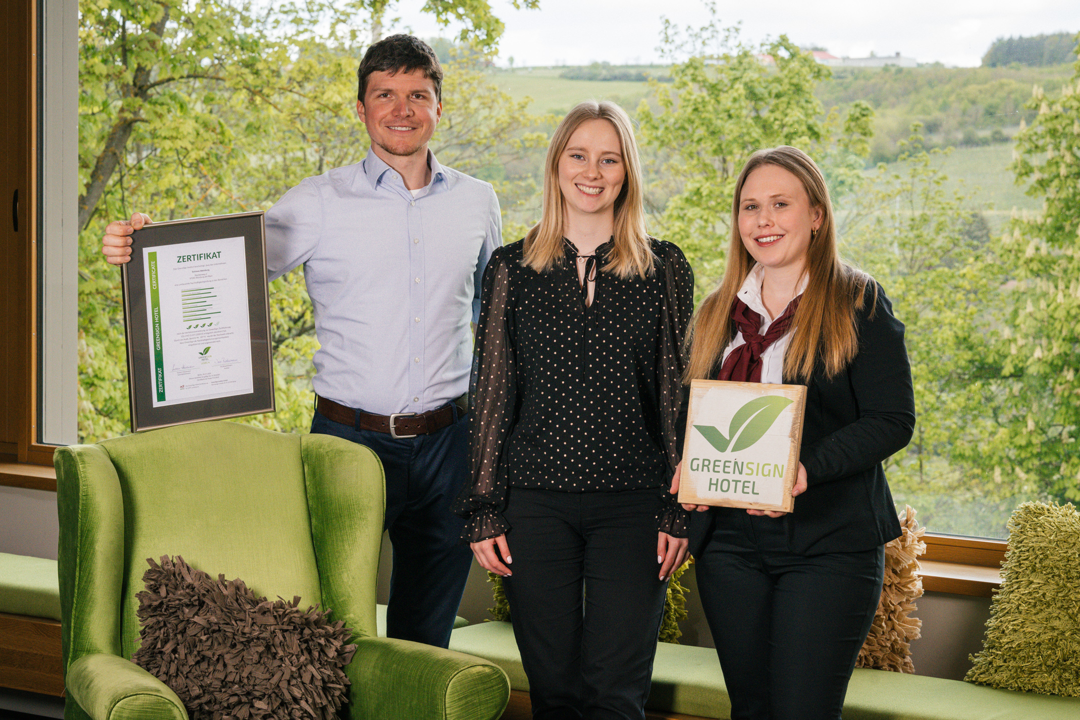 Auszeichnung des Schlosshotel Steinburg mit dem GreenSign Hotel Zertifikat – drei Mitarbeitende präsentieren stolz die Urkunde und das Nachhaltigkeitssiegel.