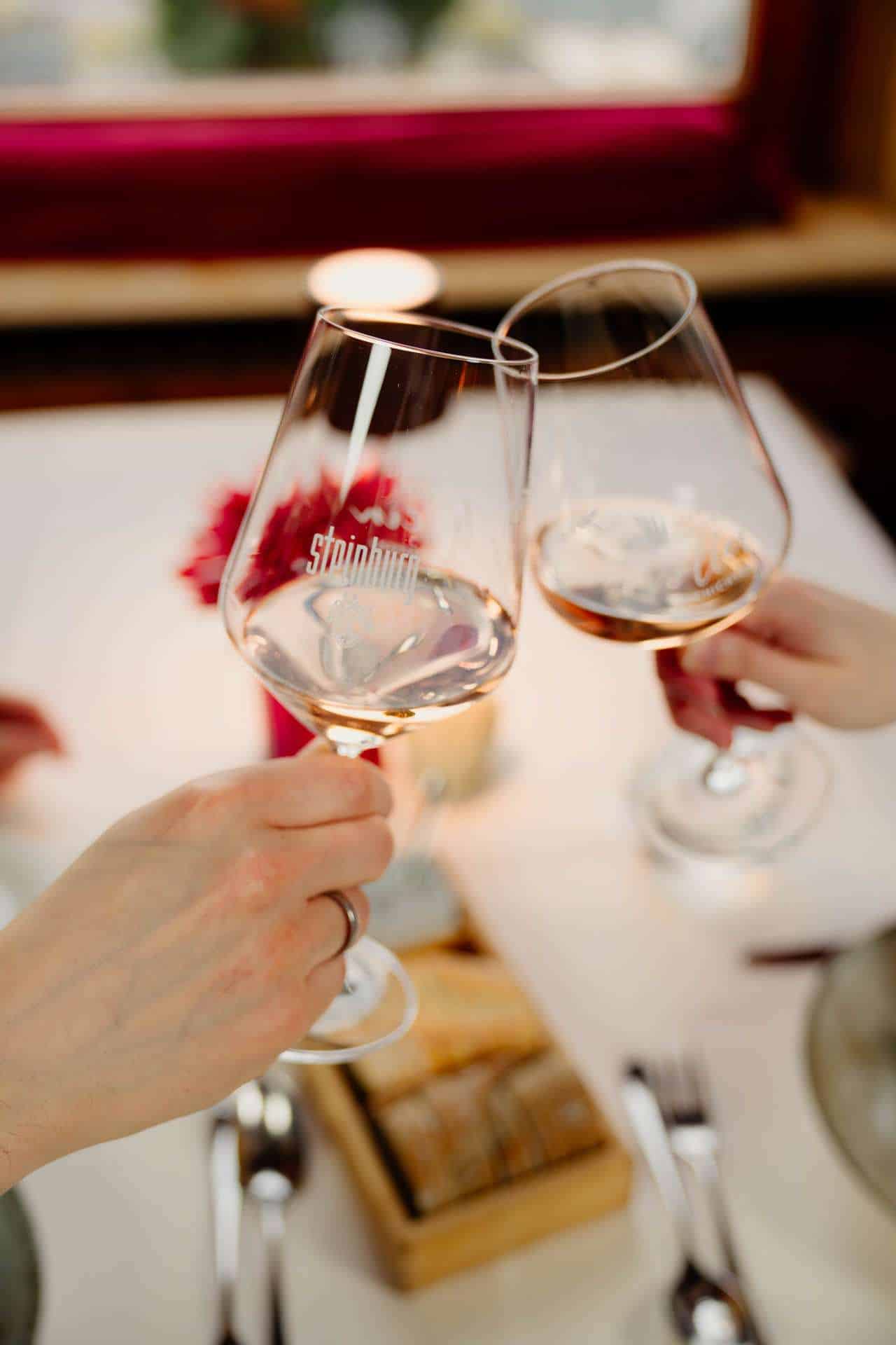 Anstoßen mit Roséwein im Schlosshotel Steinburg – stilvolles Fine-Dining-Erlebnis mit persönlicher Note.